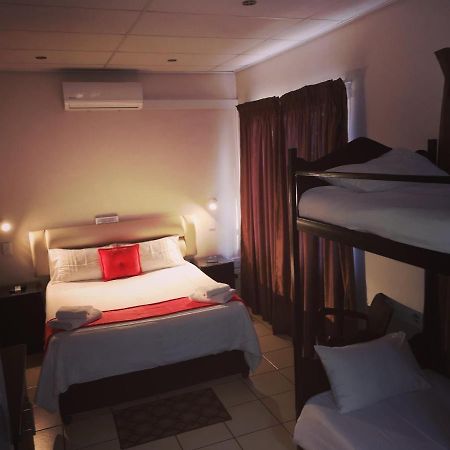 AAA Rose Garden Guesthouse Mookgophong Extérieur photo