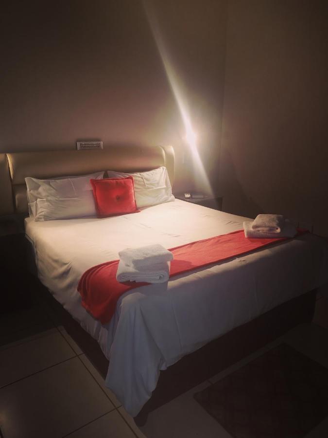 AAA Rose Garden Guesthouse Mookgophong Extérieur photo