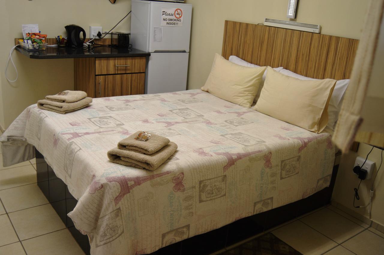 AAA Rose Garden Guesthouse Mookgophong Extérieur photo